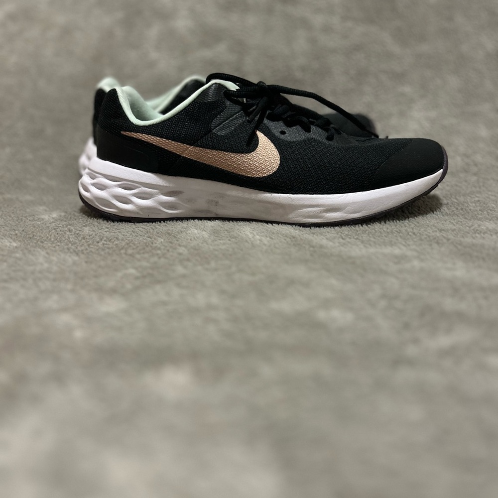 NEW NIKE SPORT SNEAKERS